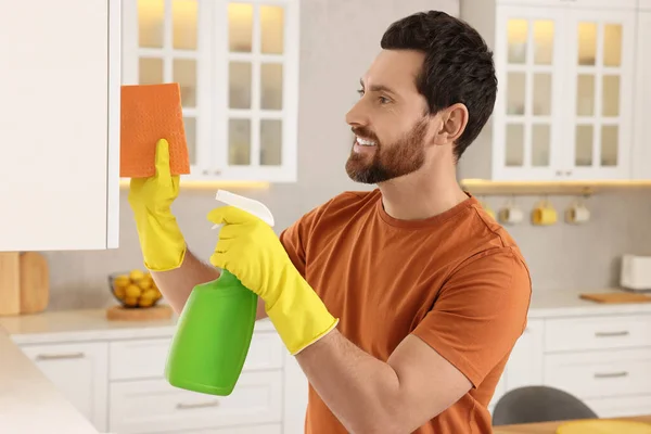 Limpeza Primavera Homem Arrumando Cozinha Casa — Fotografia de Stock
