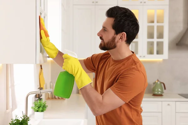 春季清洁 男人在家里整理厨房 — 图库照片