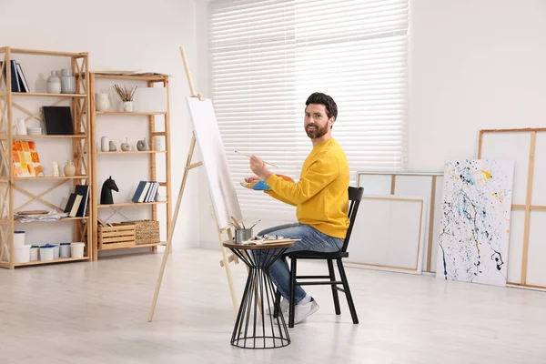 Gelukkige Man Aan Het Schilderen Studio Ezel Gebruiken Doek Vast — Stockfoto