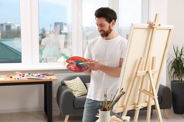 Pintura Homem Estúdio Usando Cavalete Para Segurar Tela — Fotografia de Stock