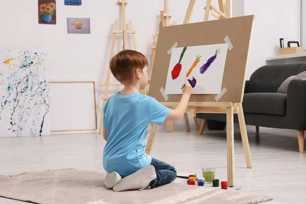 Маленький Хлопчик Малює Студії Використання Мольберта Утримання Полотна — стокове фото