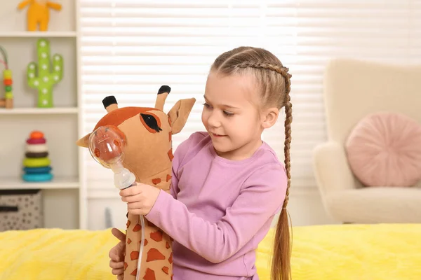Little Girl Toy Giraffe Nebulizer Inhalation Home — Stock Photo, Image
