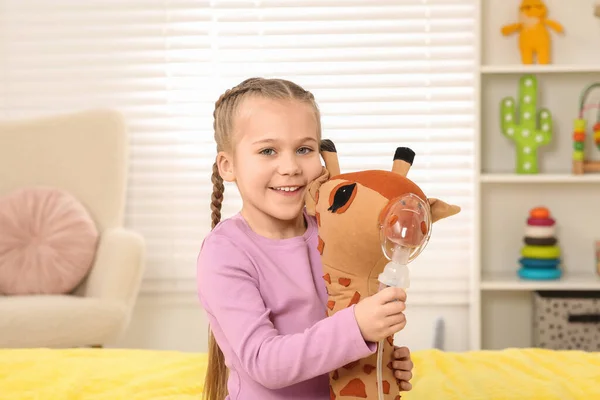 Dívka Hračkou Žirafa Nebulizátor Pro Inhalaci Doma — Stock fotografie
