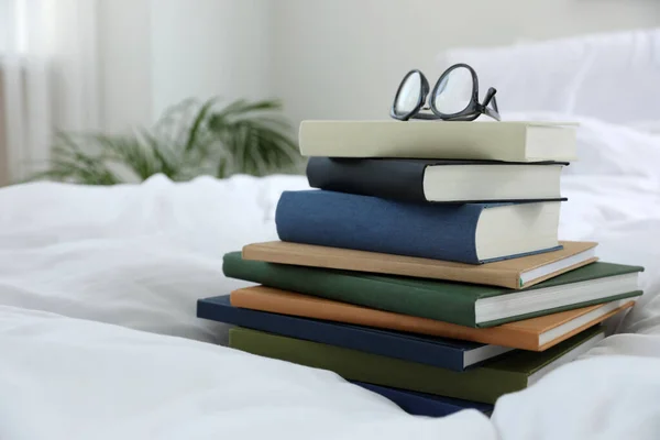 Kapaklı Kitaplar Yatağın Üzerindeki Gözlükler — Stok fotoğraf