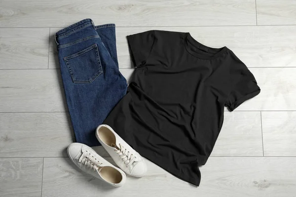 Stijlvol Shirt Sneakers Jeans Witte Houten Ondergrond Platte Lay — Stockfoto