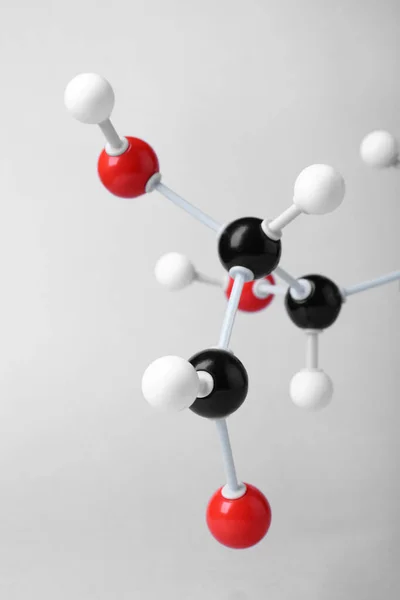 薄い灰色の背景にグルコースの分子 クローズアップ 化学モデル — ストック写真