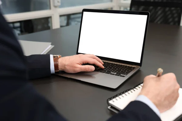 Man Writing Notes While Working Laptop Black Desk Office Closeup — Stock Photo, Image