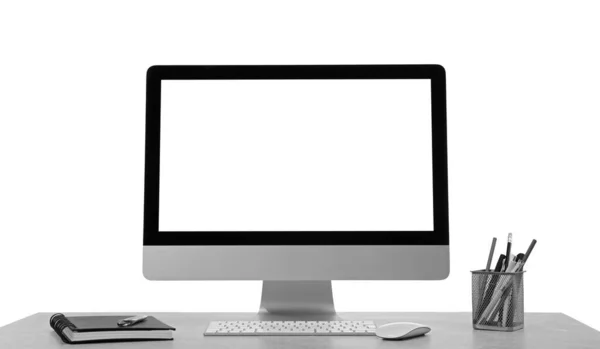 Computer Met Briefpapier Tafel Tegen Witte Achtergrond Stijlvolle Werkplek — Stockfoto
