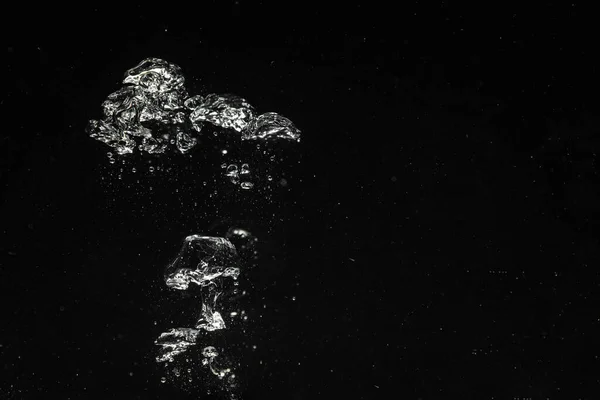 黒い背景の水の中の気泡 テキストのためのスペース — ストック写真