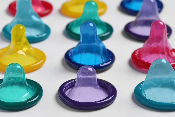 Preservativos Coloridos Sobre Fondo Blanco Primer Plano Sexo Seguro —  Fotos de Stock
