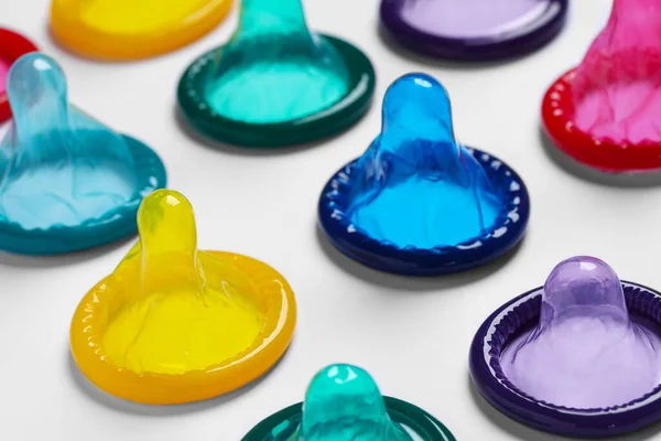 Barevné Kondomy Bílém Pozadí Detailní Záběr Bezpečný Sex — Stock fotografie