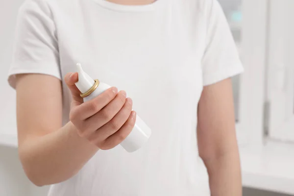 Mujer Sosteniendo Botella Aerosol Nasal Interior Primer Plano —  Fotos de Stock