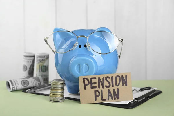 Karta Frazą Pension Plan Skarbonka Pieniądze Jasnozielonym Stole Koncepcja Emerytury — Zdjęcie stockowe
