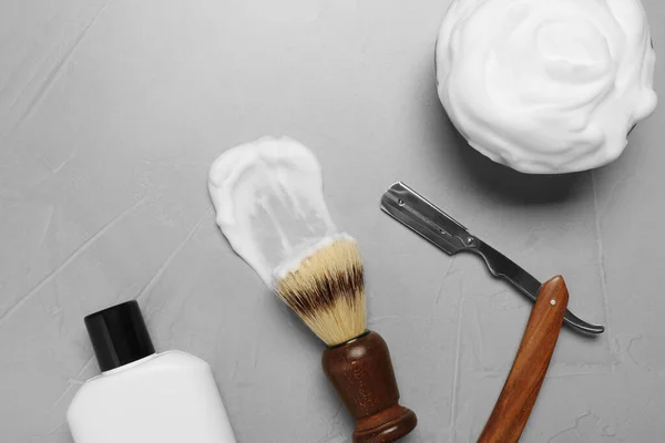 Set Rasierwerkzeuge Und Schaumstoff Für Männer Auf Hellgrau Strukturiertem Tisch — Stockfoto