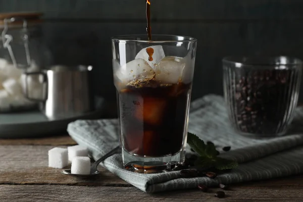 Kávé Öntése Üvegbe Jégkockákkal Mentával Cukorral Asztalon — Stock Fotó