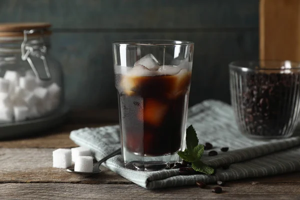 Bir Bardak Lezzetli Buzlu Kahve Nane Şeker Küpleri Ahşap Masada — Stok fotoğraf