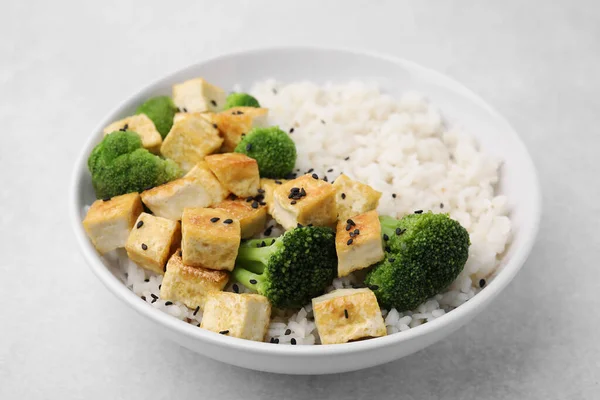 Mísa Rýže Smaženým Tofu Brokolicí Bílém Stole Detailní Záběr — Stock fotografie
