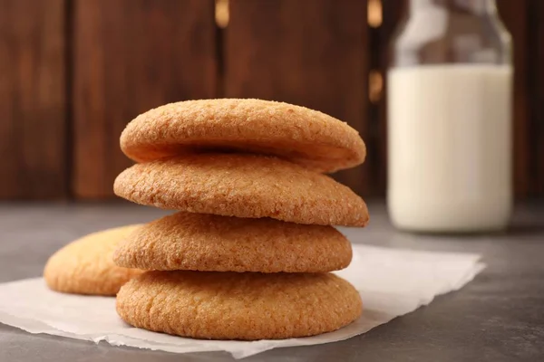 Смачне Датське Масло Печиво Сірому Столі — стокове фото