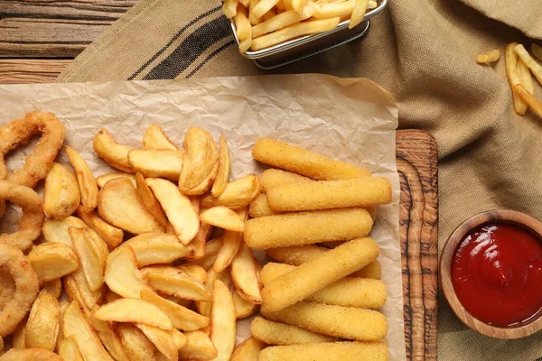 Farklı aperatifler ve lezzetli ketçaplar masada, düz yerde.