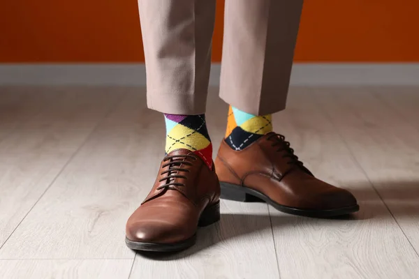 Мужчина Стильной Обуви Красочных Носках Помещении Крупным Планом — стоковое фото