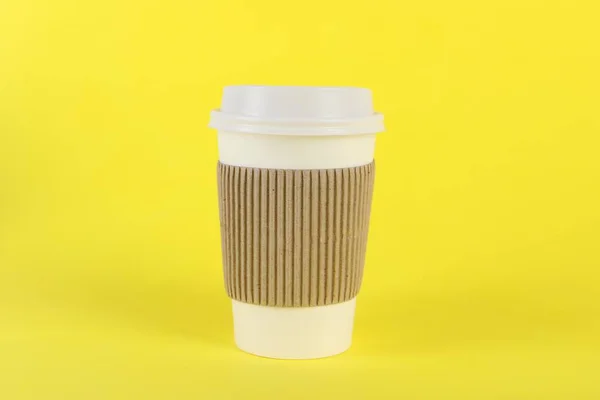 Sarı Arka Planda Plastik Kapaklı Kağıt Bardak Kahve Hazır — Stok fotoğraf