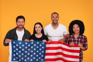 4 Temmuz - ABD 'nin Bağımsızlık Günü. Sarı arka planda Amerikan bayrağı olan mutlu arkadaşlar