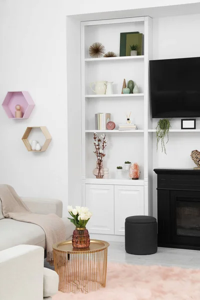 Stilvolles Interieur Mit Schönem Kamin Fernseher Sofa Und Regalen Mit — Stockfoto