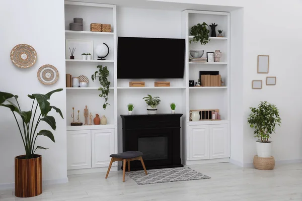 Elegante Habitación Interior Con Hermosa Chimenea Televisor Estantes Con Decoración — Foto de Stock