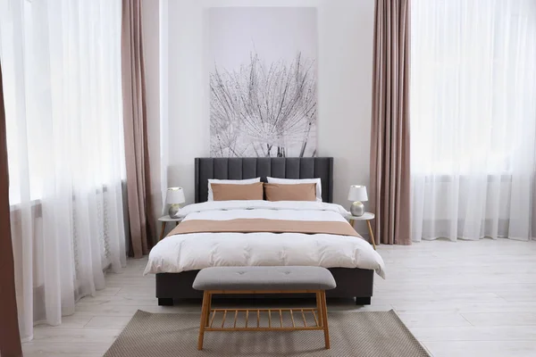 明るい広々とした客室のベッドルームとベッドサイドテーブルのランプ スタイリッシュなインテリア — ストック写真
