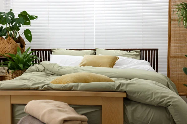 Comfortabel Bed Mooie Groene Kamerplanten Slaapkamer — Stockfoto