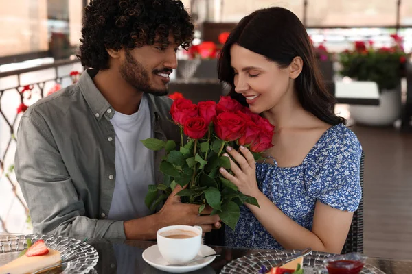 Encontro Internacional Bonito Homem Apresentando Rosas Para Sua Namorada Restaurante — Fotografia de Stock