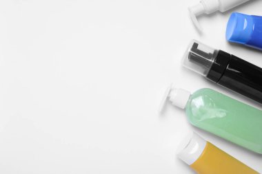 Beyaz arkaplanda farklı temizleyiciler, metin için boş alan var. Kozmetik ürünü