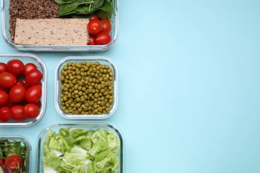 Açık mavi zemin üzerinde farklı taze ürünler bulunan cam kaplar. Metin için boşluk