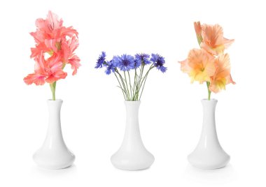 Beyaz zemin üzerinde farklı buketler bulunan şık vazo kolajı