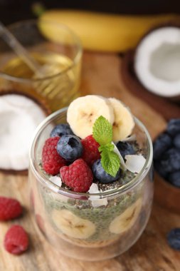 Lezzetli yulaf ezmesi, chia matcha pudingi ve ahşap masada meyveler, yakın plan. Mesaj için yer var. Sağlıklı kahvaltı.