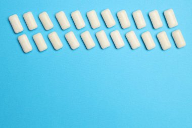 Mavi arka planda beyaz baloncuk diş etleri, düz. Metin için boşluk