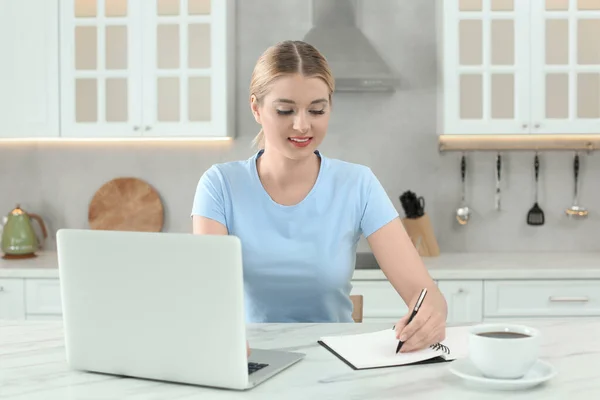 Thuis Werken Vrouw Schrijven Notebook Buurt Van Laptop Aan Marmeren — Stockfoto