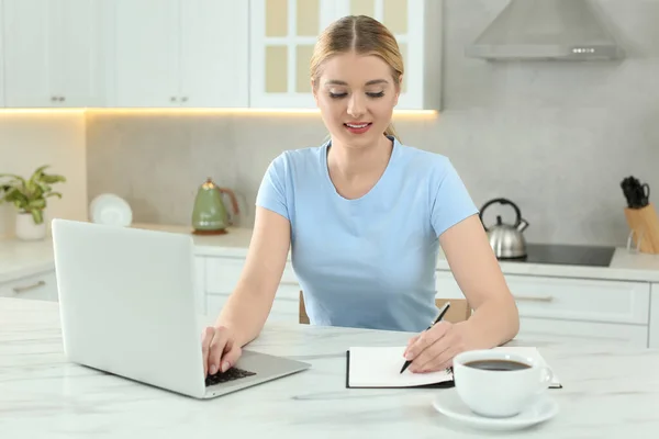 Local Trabalho Mulher Escrevendo Notebook Perto Laptop Mesa Mármore Cozinha — Fotografia de Stock