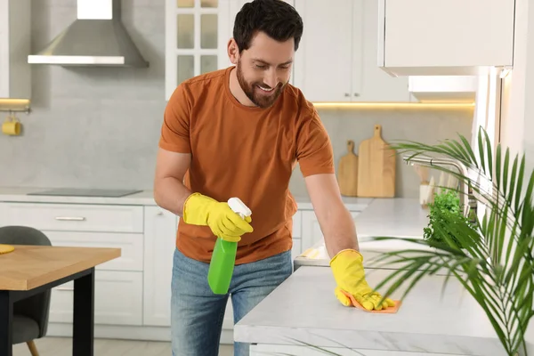Limpieza Primavera Hombre Ordenando Cocina Casa — Foto de Stock