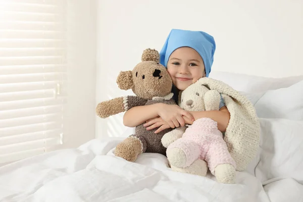 Gyerekkori Rák Lány Ölelés Játék Nyuszi Medve Kórházban — Stock Fotó