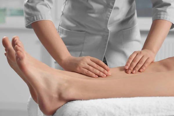Vrouw Ontvangt Been Massage Spa Salon Close — Stockfoto