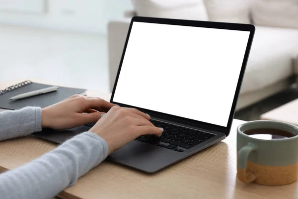 Mulher Trabalhando Com Laptop Mesa Madeira Dentro Casa Close — Fotografia de Stock
