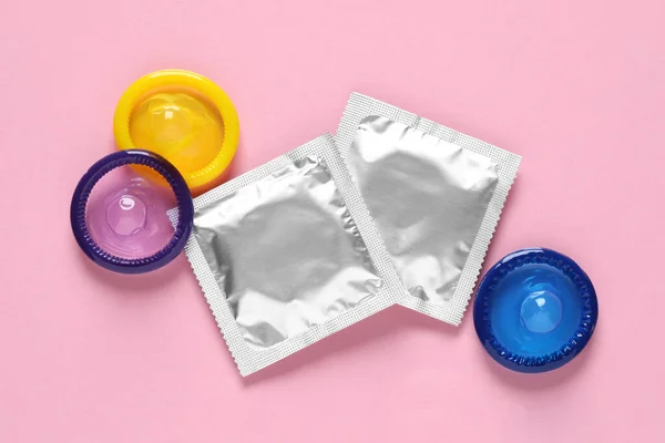 Preservativos Sobre Fondo Rosa Cama Plana Sexo Seguro —  Fotos de Stock