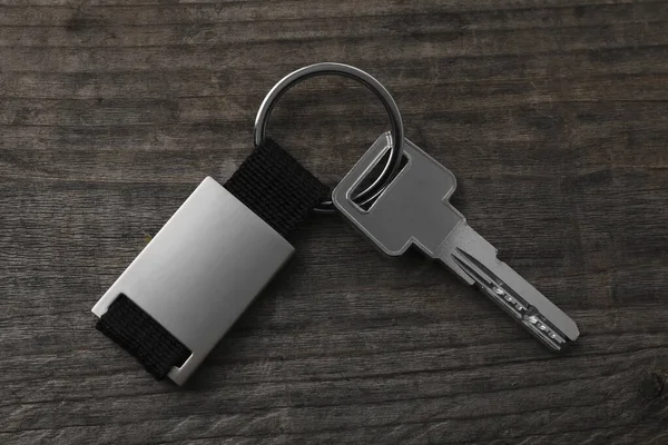 Schlüssel Mit Metallischem Schlüsselanhänger Auf Holzhintergrund Draufsicht — Stockfoto