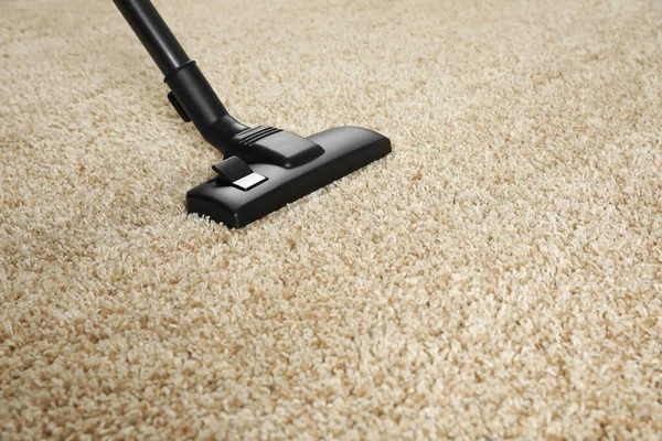 Entfernen Sie Schmutz Vom Beigen Teppich Mit Einem Modernen Staubsauger — Stockfoto
