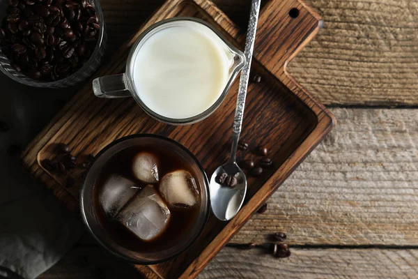 Lezzetli Buzlu Kahve Süt Fasulye Ahşap Masada Düz Yatıyordu — Stok fotoğraf