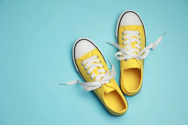 Par Zapatillas Clásicas Amarillas Vieja Escuela Sobre Fondo Azul Claro —  Fotos de Stock