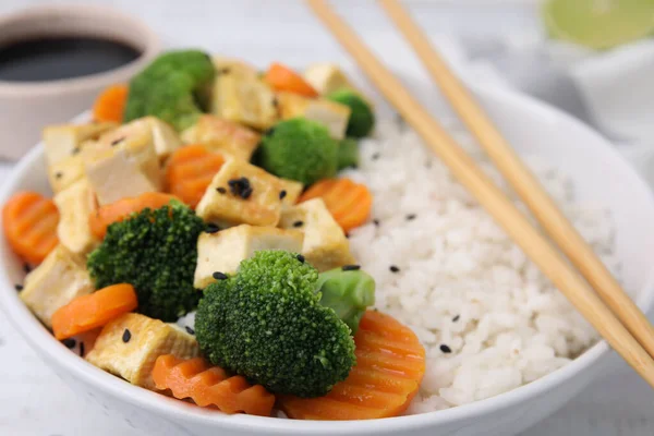 Mísa Rýže Smaženým Tofu Brokolicí Mrkví Stole Detailní Záběr — Stock fotografie