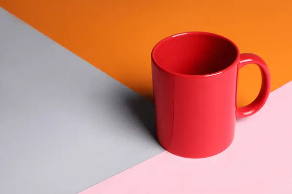 Tazza Ceramica Rossa Sfondo Colori Spazio Testo — Foto Stock