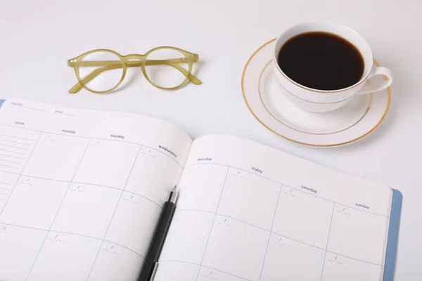 Offener Monatsplan Kaffee Brille Und Stift Auf Weißem Hintergrund — Stockfoto